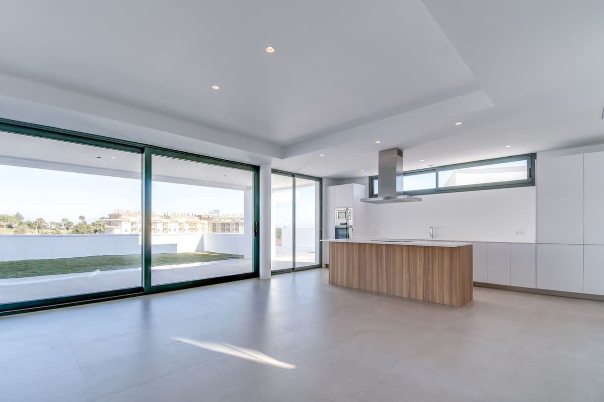 4 sypialnia Willa na sprzedaż w La Duquesa / Puerto de la Duquesa z basenem garażem - 1 165 000 € (Ref: 9865959)