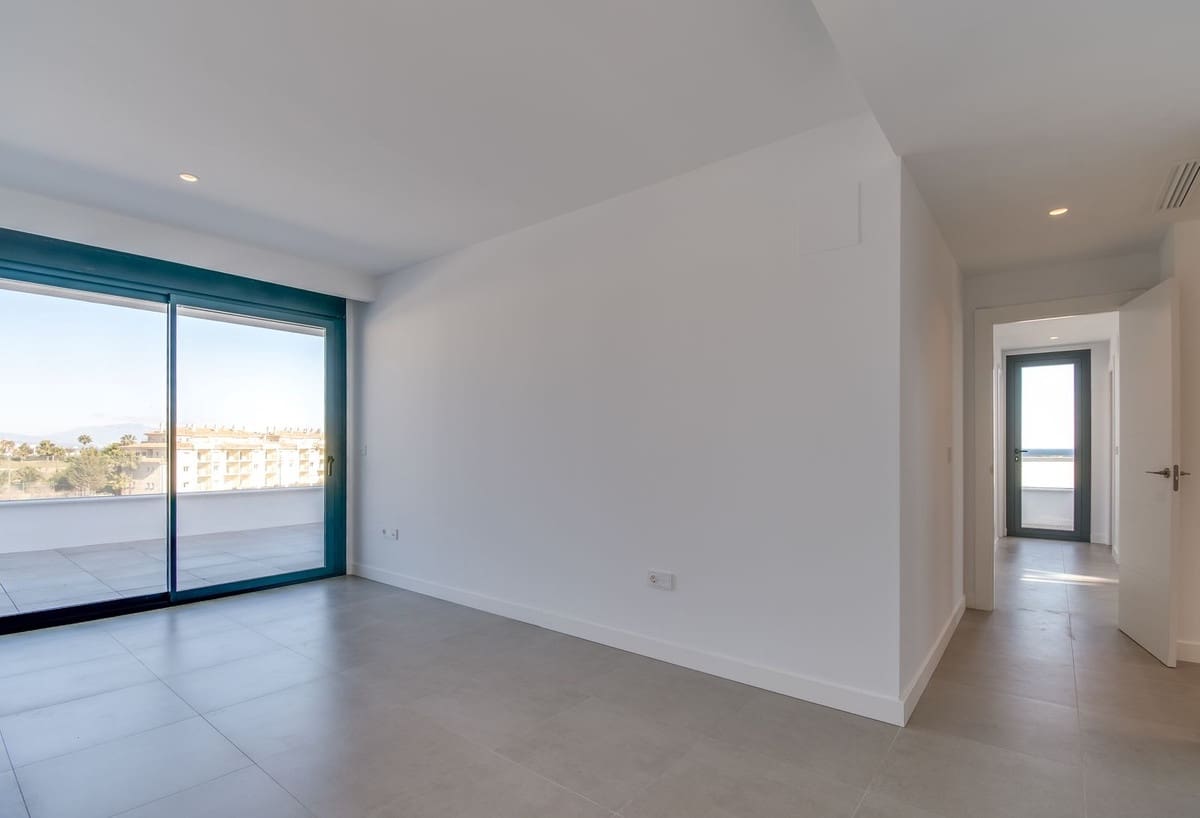 4 sypialnia Willa na sprzedaż w La Duquesa / Puerto de la Duquesa z basenem garażem - 1 165 000 € (Ref: 9865959)