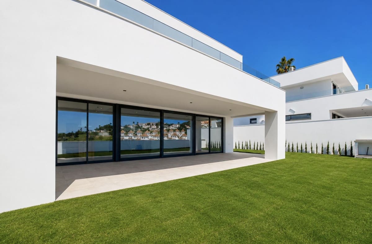 4 sypialnia Willa na sprzedaż w La Duquesa / Puerto de la Duquesa z basenem garażem - 1 165 000 € (Ref: 9865959)