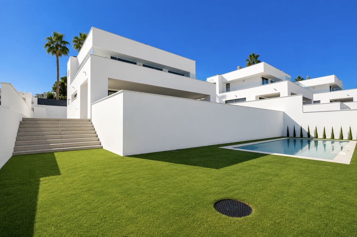 4 sypialnia Willa na sprzedaż w La Duquesa / Puerto de la Duquesa z basenem garażem - 1 165 000 € (Ref: 9865959)
