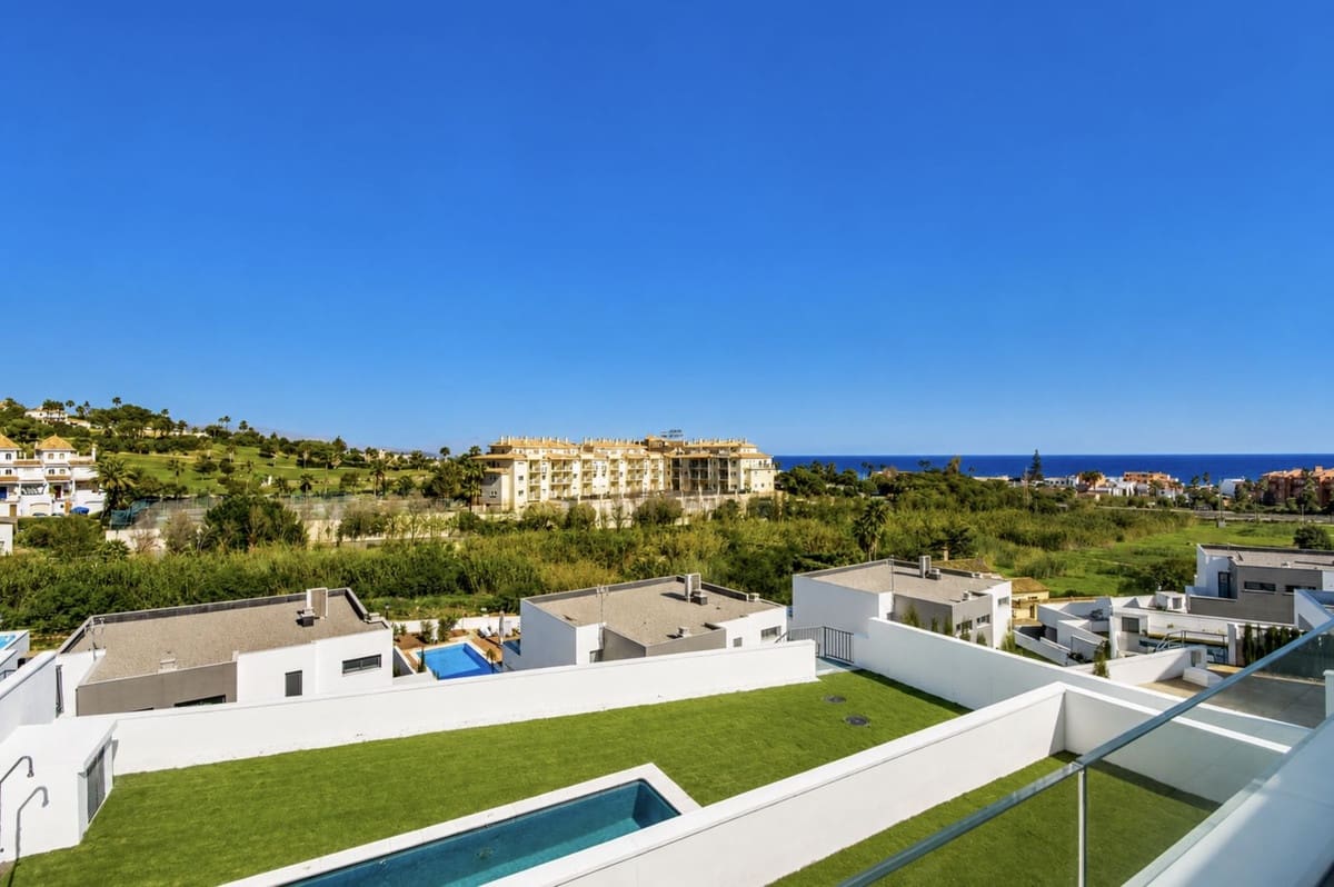 4 sypialnia Willa na sprzedaż w La Duquesa / Puerto de la Duquesa z basenem garażem - 1 165 000 € (Ref: 9865959)