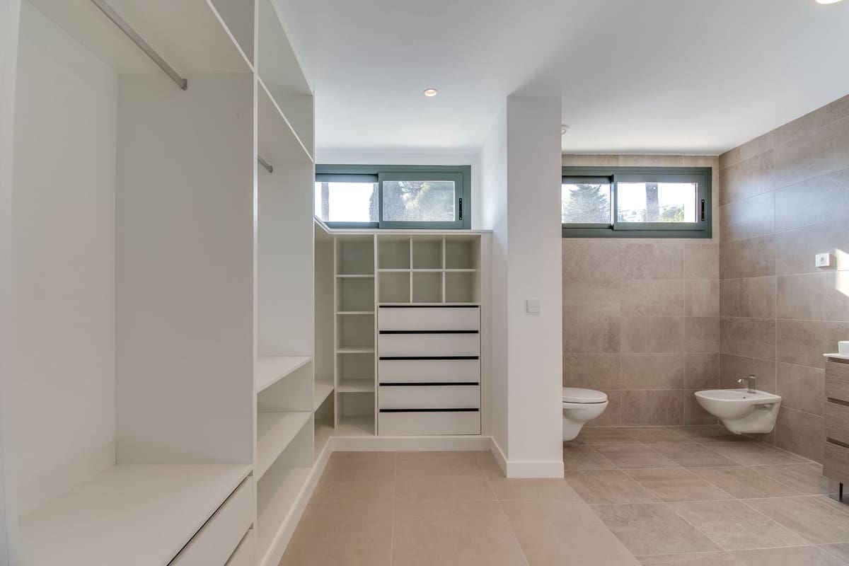 4 sypialnia Willa na sprzedaż w La Duquesa / Puerto de la Duquesa z basenem garażem - 1 165 000 € (Ref: 9865959)