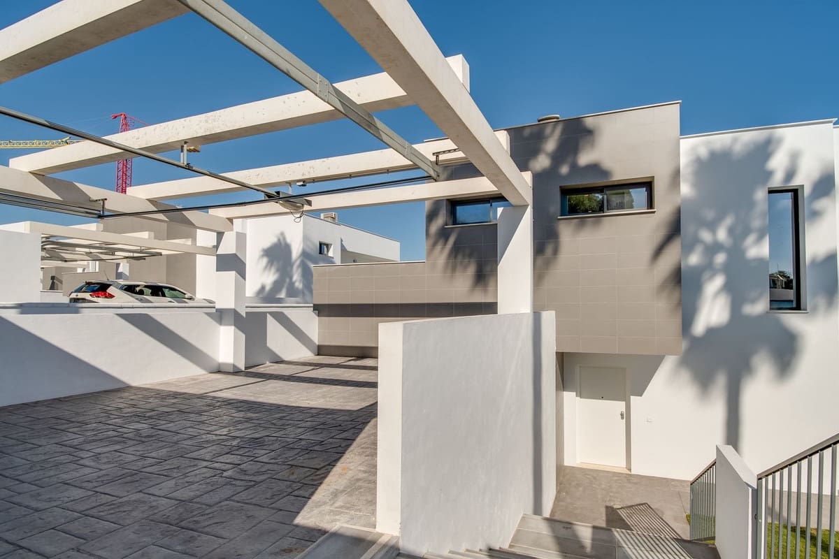 4 sypialnia Willa na sprzedaż w La Duquesa / Puerto de la Duquesa z basenem garażem - 1 165 000 € (Ref: 9865959)