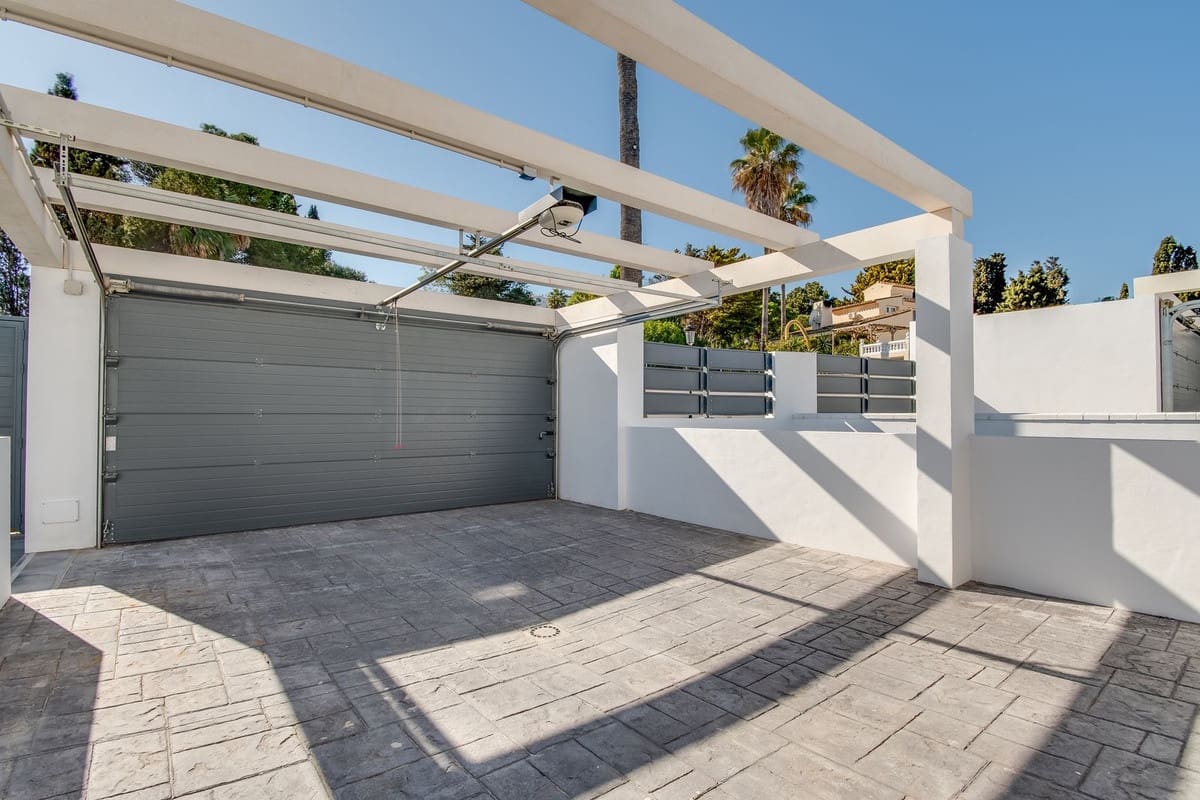 4 sypialnia Willa na sprzedaż w La Duquesa / Puerto de la Duquesa z basenem garażem - 1 165 000 € (Ref: 9865959)