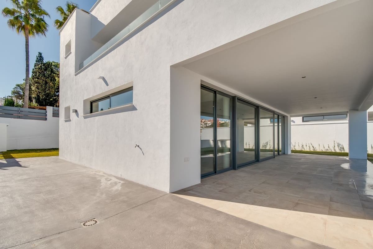 4 sypialnia Willa na sprzedaż w La Duquesa / Puerto de la Duquesa z basenem garażem - 1 165 000 € (Ref: 9865959)