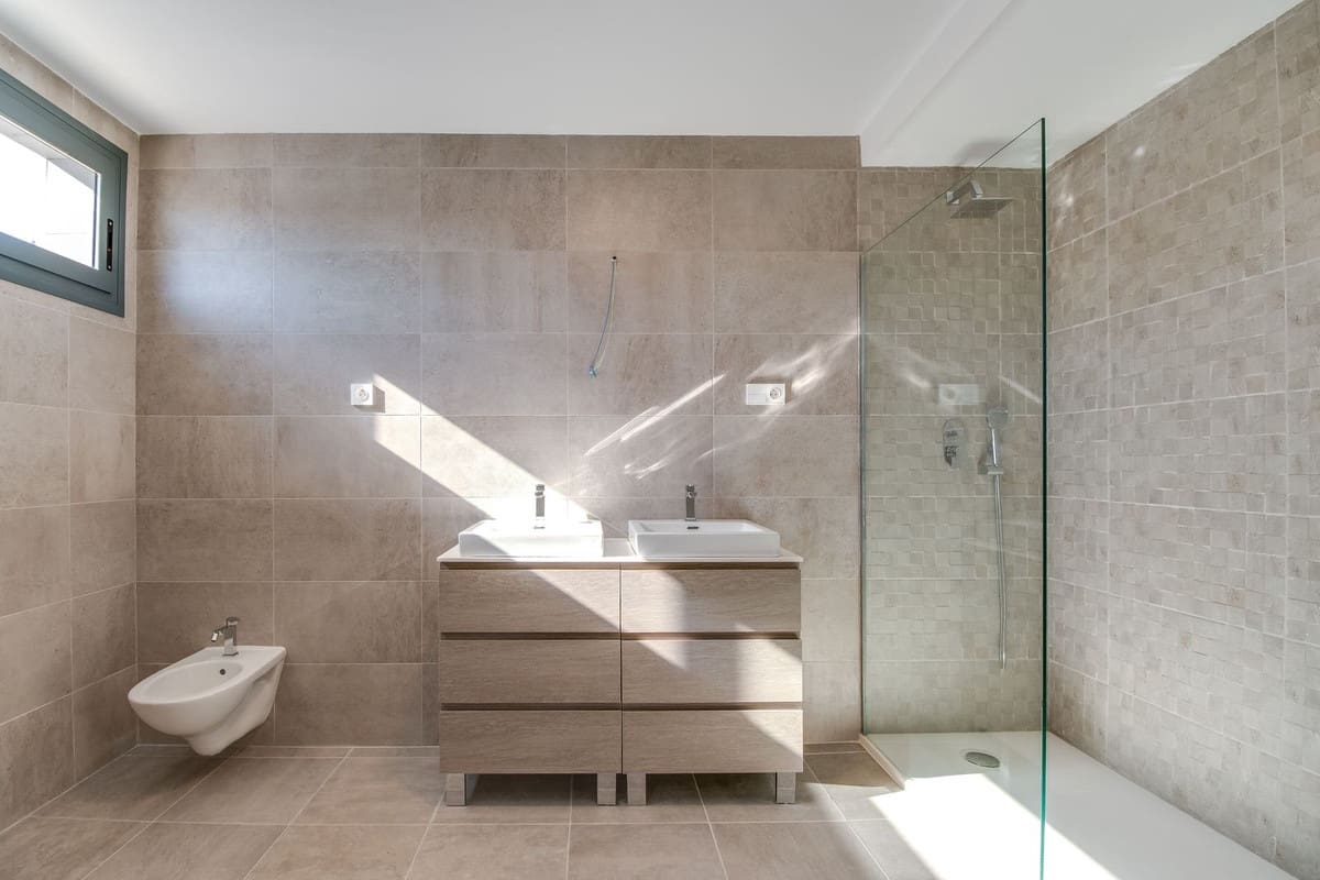 4 sypialnia Willa na sprzedaż w La Duquesa / Puerto de la Duquesa z basenem garażem - 1 165 000 € (Ref: 9865959)
