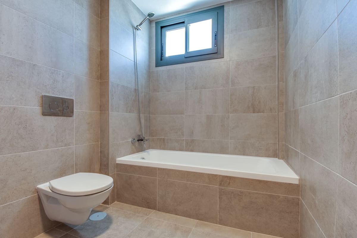 4 sypialnia Willa na sprzedaż w La Duquesa / Puerto de la Duquesa z basenem garażem - 1 165 000 € (Ref: 9865959)