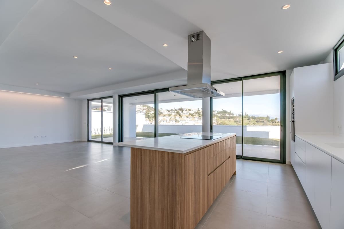 4 sypialnia Willa na sprzedaż w La Duquesa / Puerto de la Duquesa z basenem garażem - 1 165 000 € (Ref: 9865959)