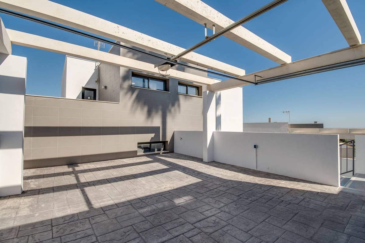 4 sypialnia Willa na sprzedaż w La Duquesa / Puerto de la Duquesa z basenem garażem - 1 165 000 € (Ref: 9865959)