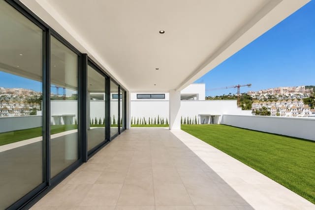 4 makuuhuone Huvila myytävänä paikassa La Duquesa / Puerto de la Duquesa, Manilva mukana uima-altaan 
autotalli - 1 165 000 € (Ref: 9865959)