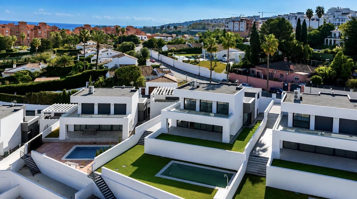 4 sypialnia Willa na sprzedaż w La Duquesa / Puerto de la Duquesa z basenem garażem - 1 165 000 € (Ref: 9865959)