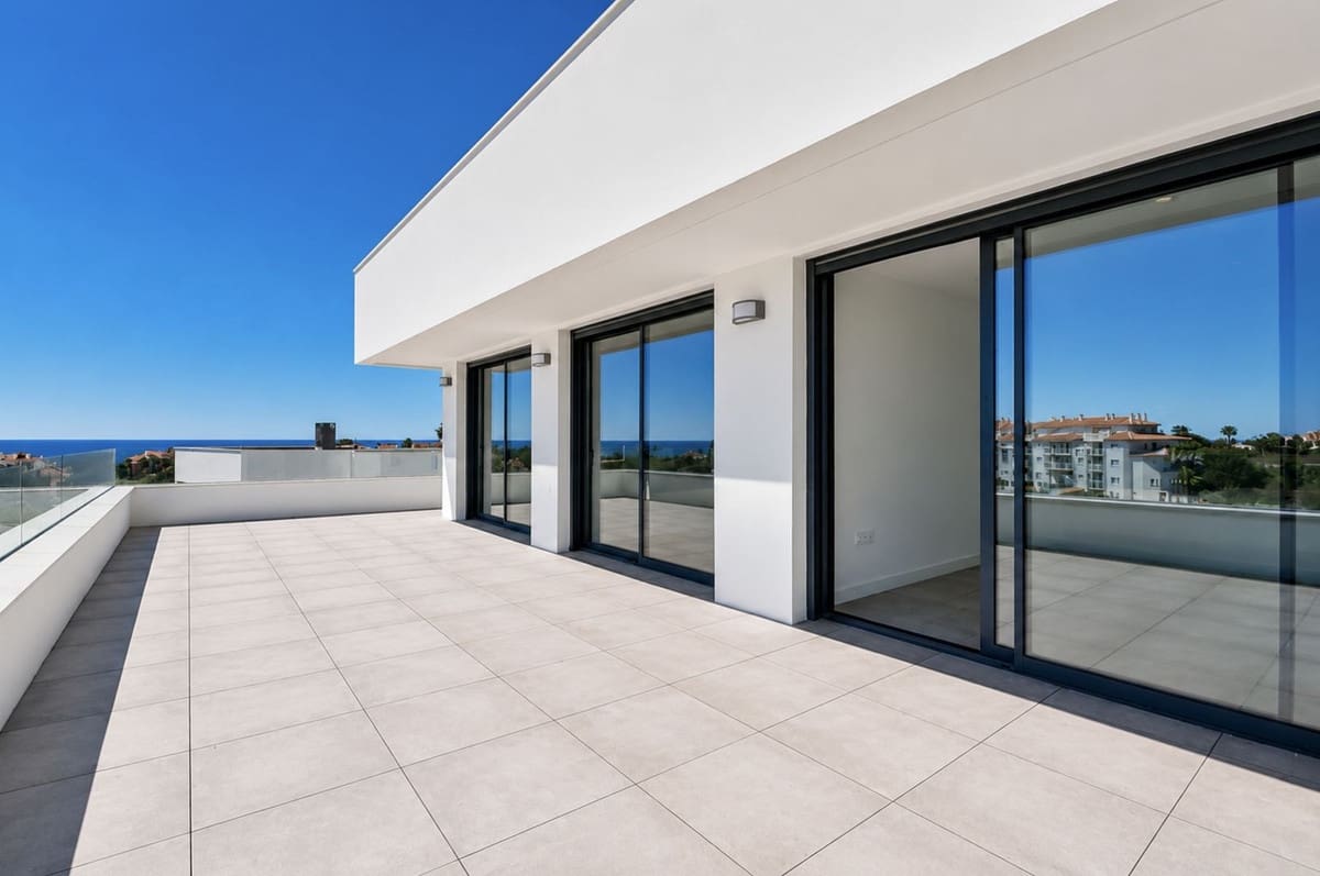 4 sypialnia Willa na sprzedaż w La Duquesa / Puerto de la Duquesa z basenem - 1 065 000 € (Ref: 9866207)