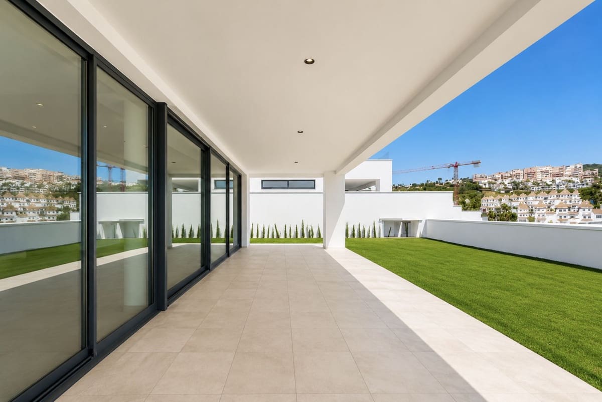 4 sypialnia Willa na sprzedaż w La Duquesa / Puerto de la Duquesa z basenem - 1 065 000 € (Ref: 9866207)