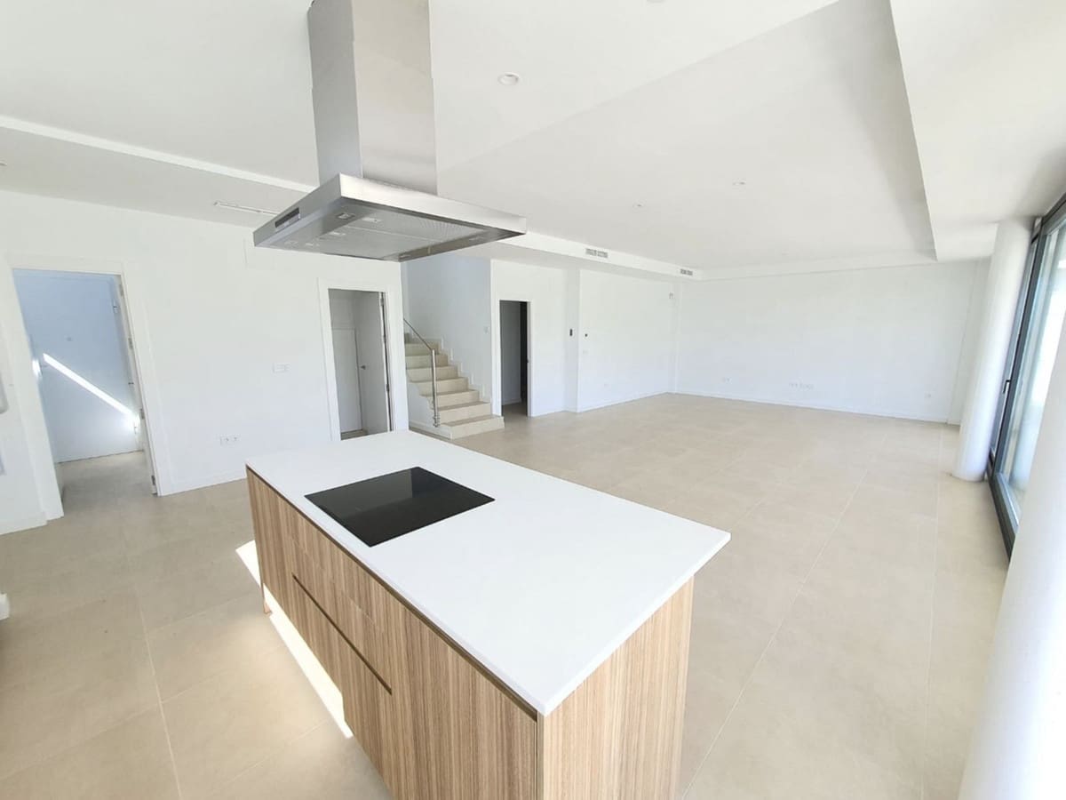 4 sypialnia Willa na sprzedaż w La Duquesa / Puerto de la Duquesa z basenem - 1 065 000 € (Ref: 9866207)