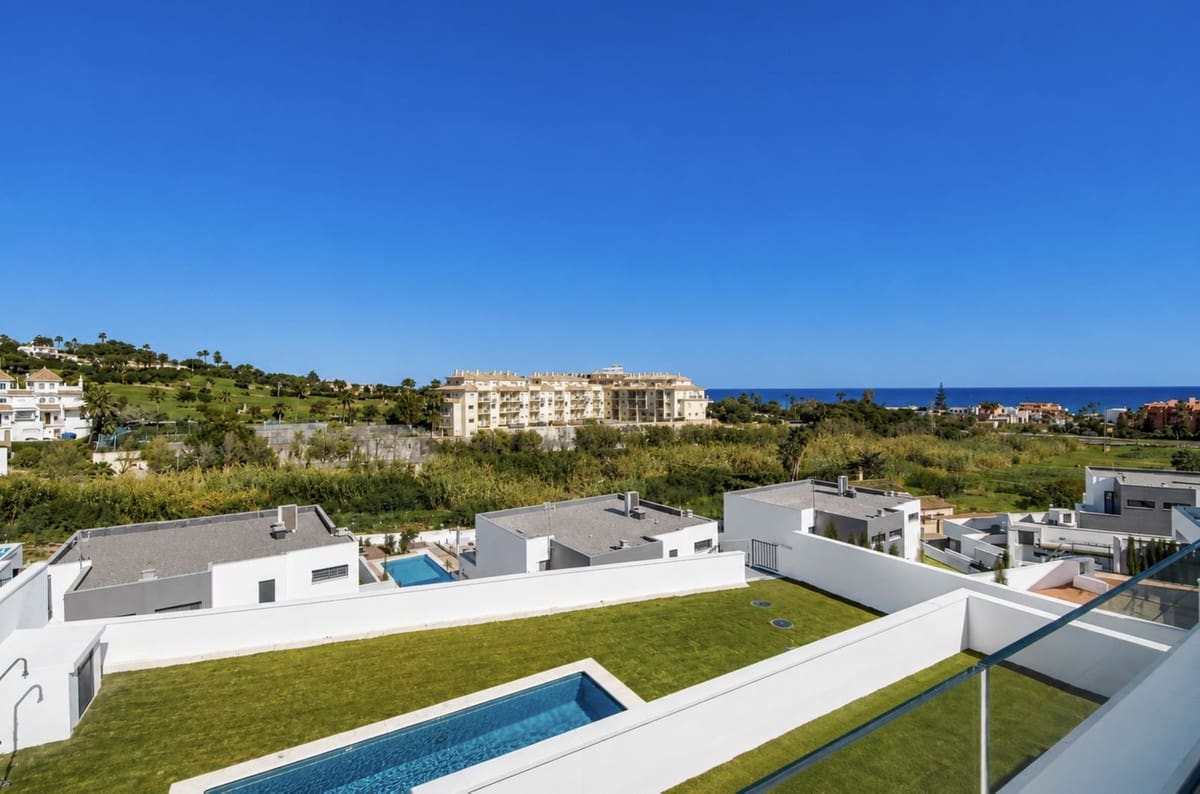 4 sypialnia Willa na sprzedaż w La Duquesa / Puerto de la Duquesa z basenem - 1 065 000 € (Ref: 9866207)