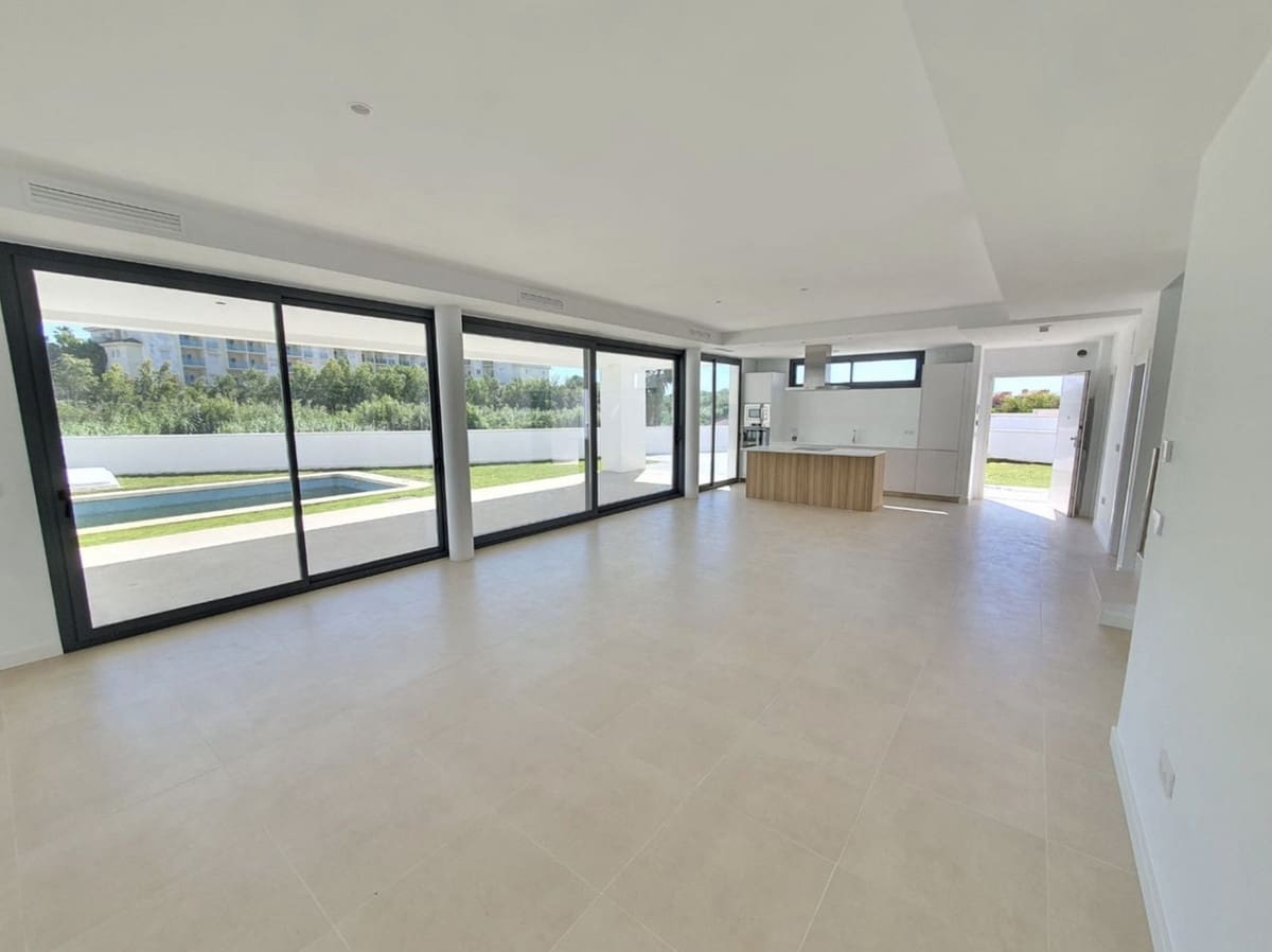 4 sypialnia Willa na sprzedaż w La Duquesa / Puerto de la Duquesa z basenem - 1 065 000 € (Ref: 9866207)