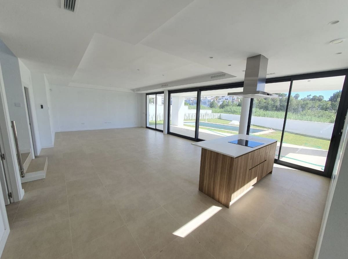 4 sypialnia Willa na sprzedaż w La Duquesa / Puerto de la Duquesa z basenem - 1 065 000 € (Ref: 9866207)
