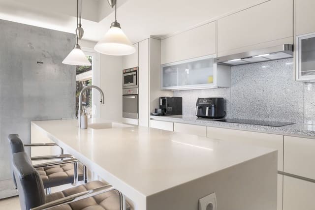 4 soverom Villa til salgs i La Duquesa / Puerto de la Duquesa, Manilva med svømmebasseng garasje - € 1 499 000 (Ref: 9872433)
