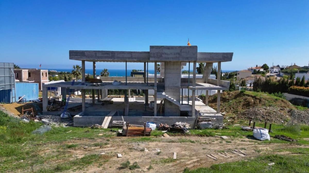 4 bedroom Villa for sale in Estepona with pool garage - € 1,395,000 (Ref: 9872557)