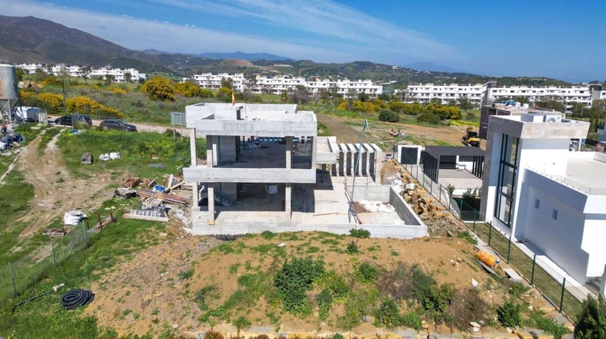 4 bedroom Villa for sale in Estepona with pool garage - € 1,395,000 (Ref: 9872557)