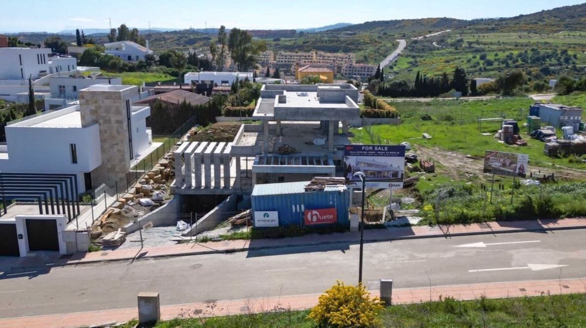 4 bedroom Villa for sale in Estepona with pool garage - € 1,395,000 (Ref: 9872557)