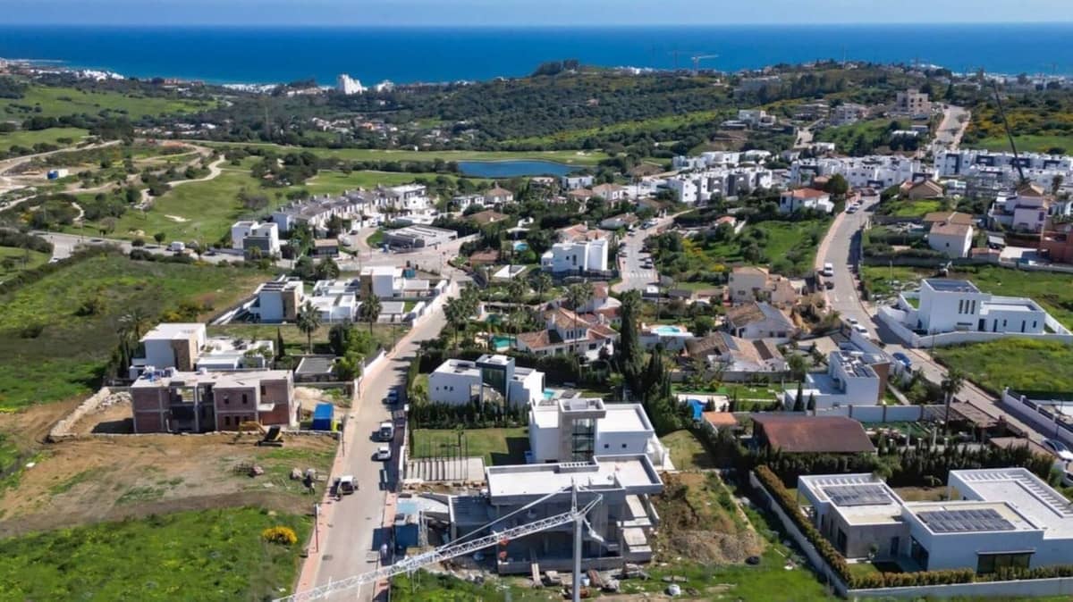 4 bedroom Villa for sale in Estepona with pool garage - € 1,395,000 (Ref: 9872557)