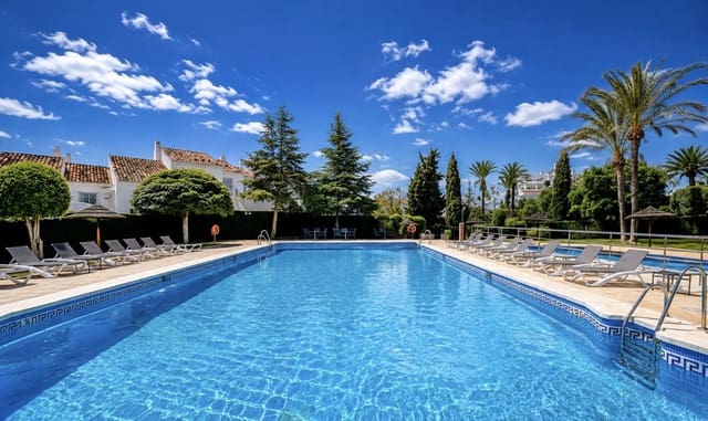 3 sypialnia Apartament na sprzedaż w Nueva Andalucia, Marbella z basenem garażem - 895 000 € (Ref: 9873886)