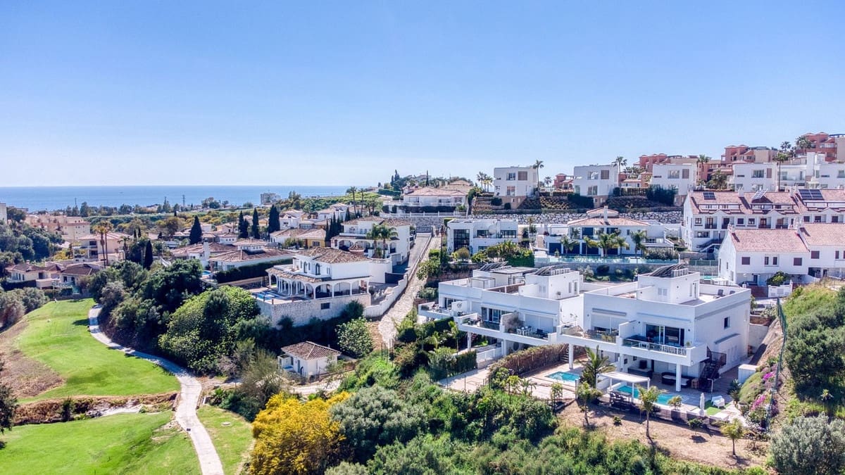 Pareado de 3 habitaciones en Riviera del Sol en venta con piscina garaje - 1.195.000 € (Ref: 9877584)