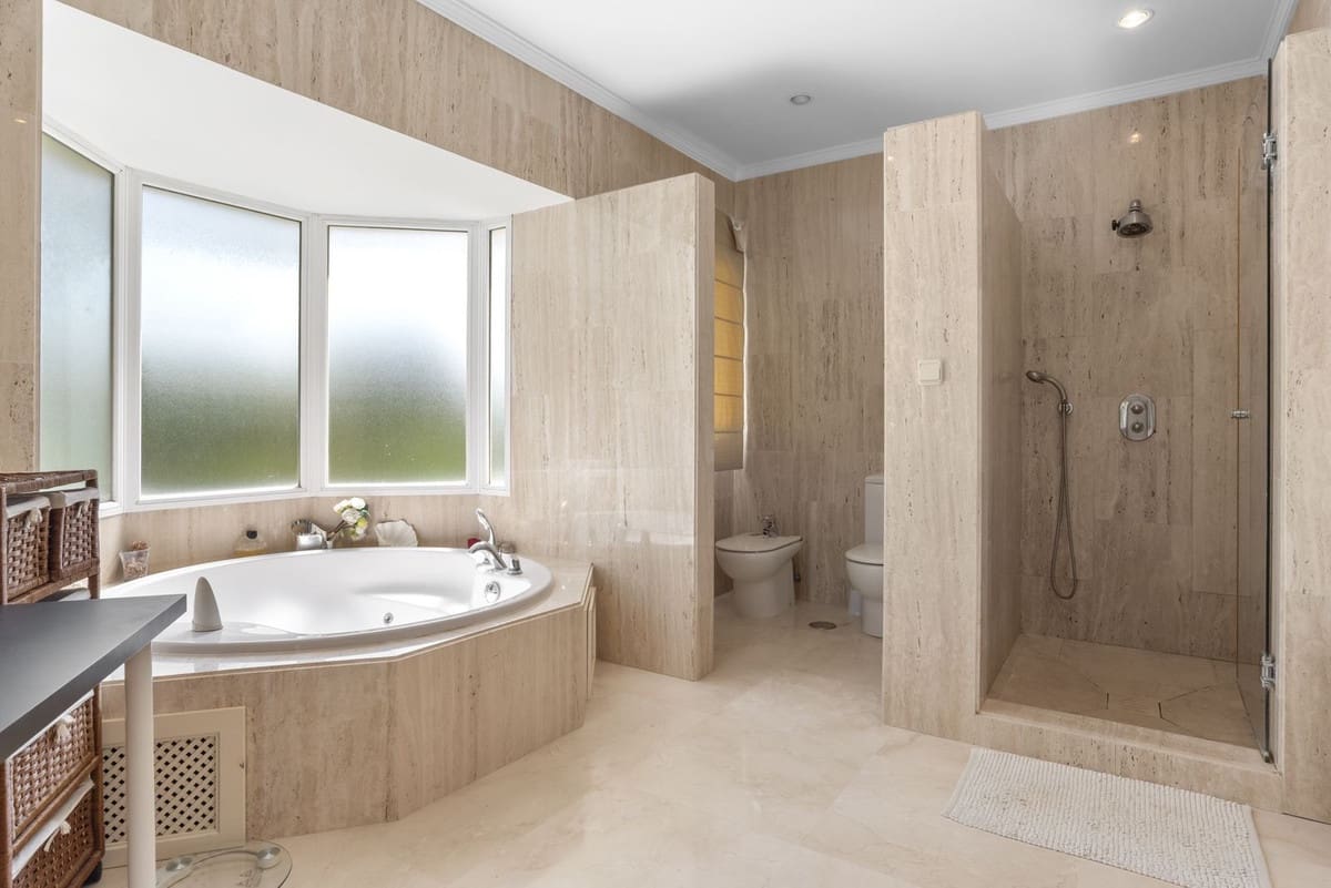 6 chambre Villa/Maison à vendre à El Paraiso avec piscine garage - 2 690 000 € (Ref: 9879899)