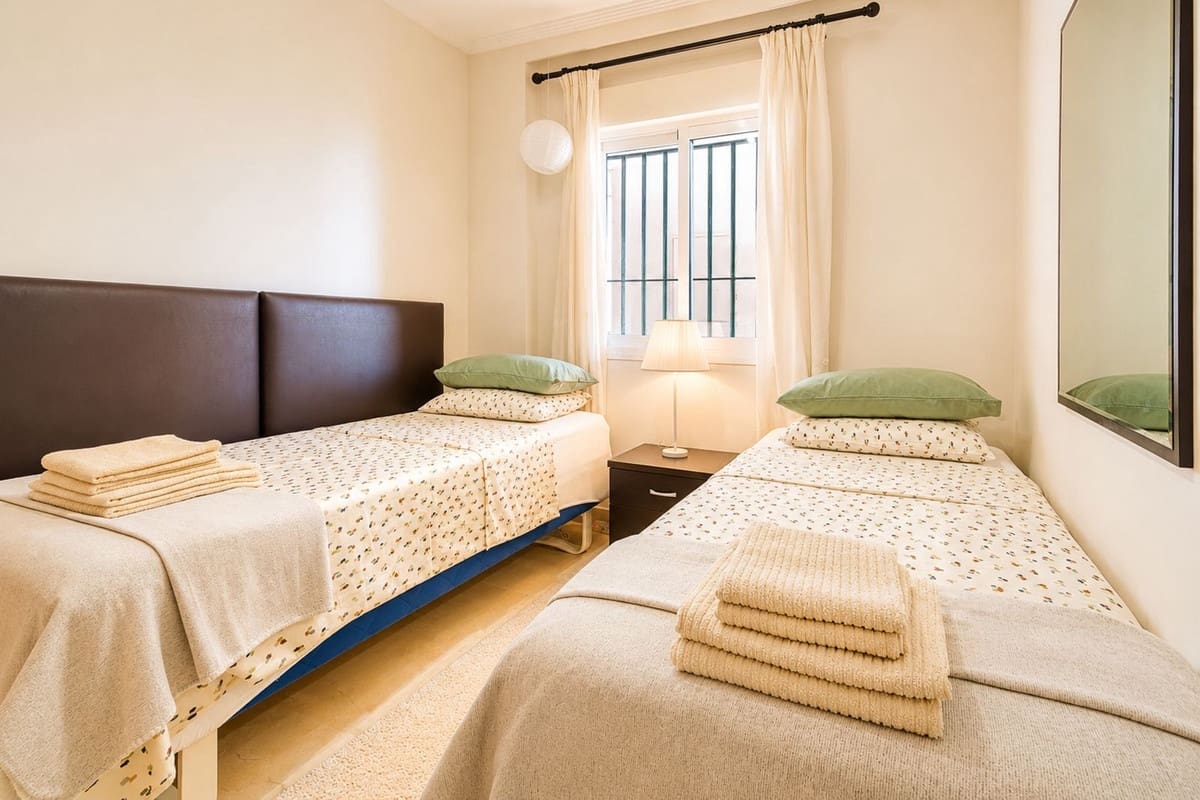2 slaapkamer Appartement voor vakantieverhuur in La Cala de Mijas met zwembad garage - € 1.250 (Ref: 9880245)