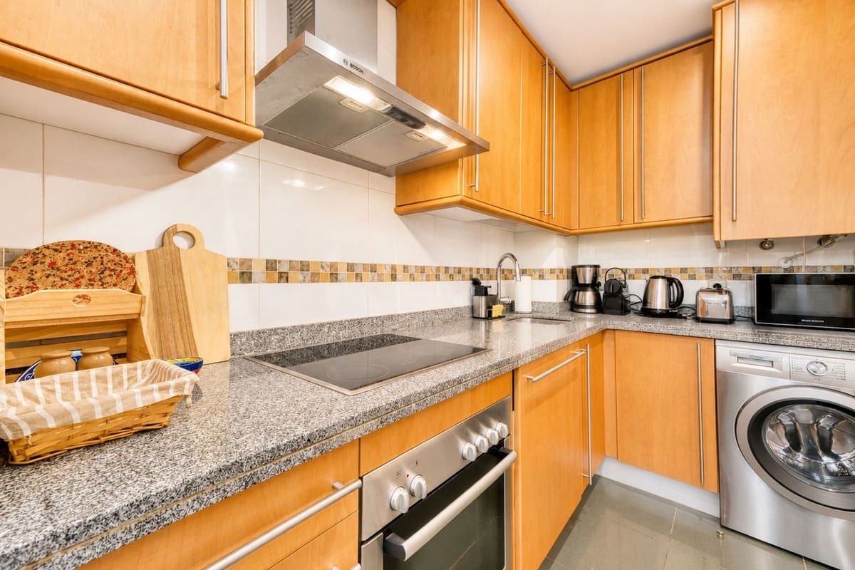 2 slaapkamer Appartement voor vakantieverhuur in La Cala de Mijas met zwembad garage - € 1.250 (Ref: 9880245)