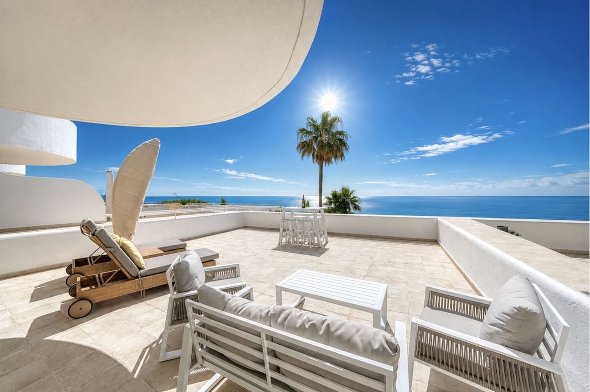 2 bedroom Apartment for sale in Estepona with pool garage - € 575,000 (Ref: 9882631)