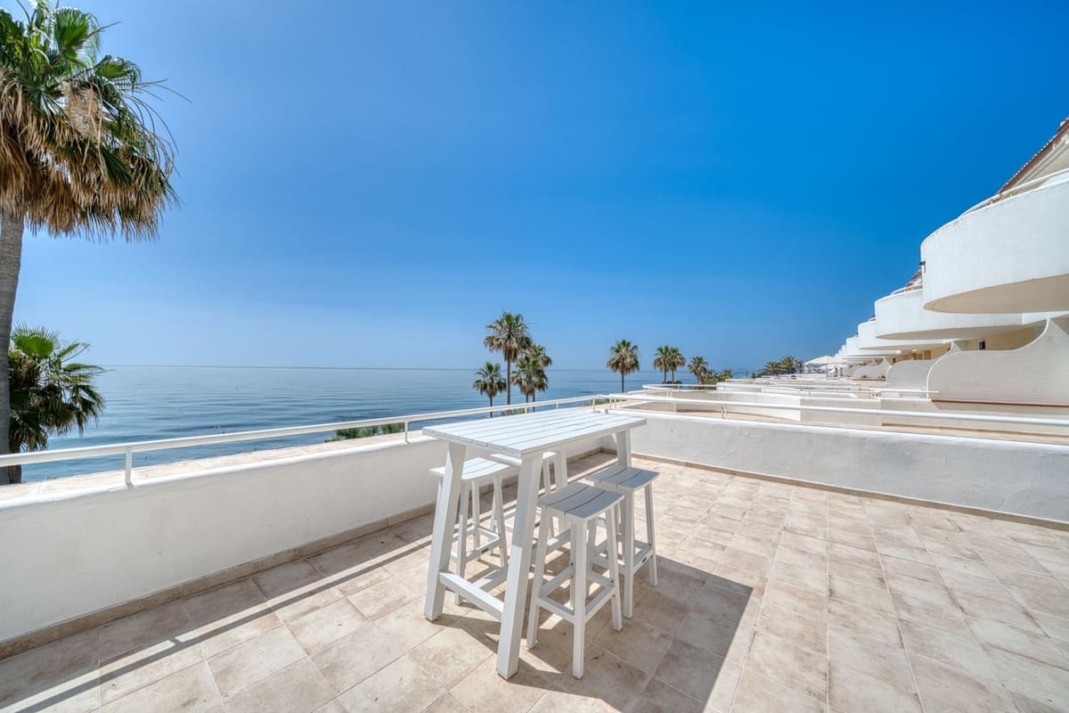 2 bedroom Apartment for sale in Estepona with pool garage - € 575,000 (Ref: 9882631)