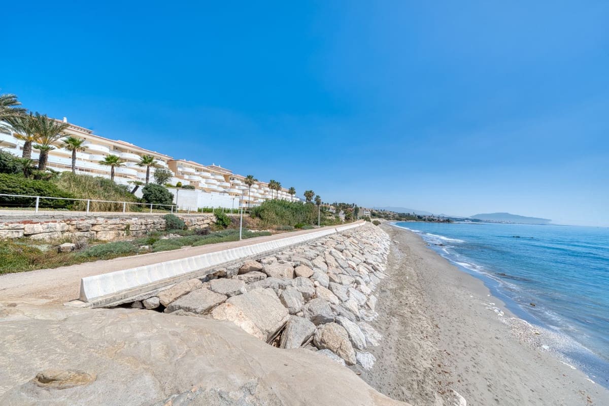 2 bedroom Apartment for sale in Estepona with pool garage - € 575,000 (Ref: 9882631)