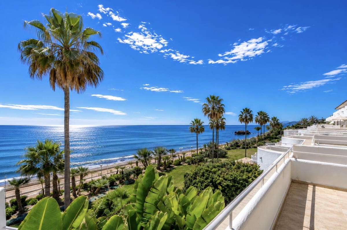 2 bedroom Apartment for sale in Estepona with pool garage - € 575,000 (Ref: 9882631)