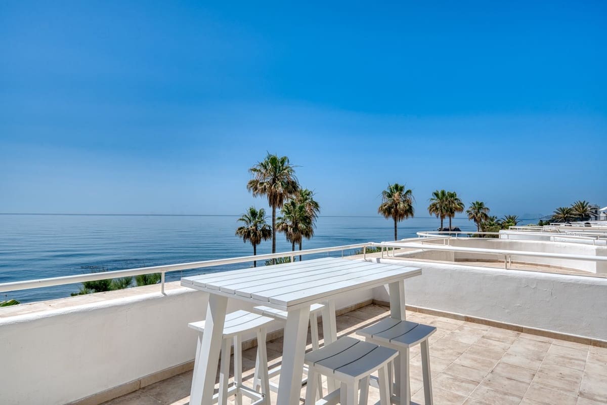 2 bedroom Apartment for sale in Estepona with pool garage - € 575,000 (Ref: 9882631)