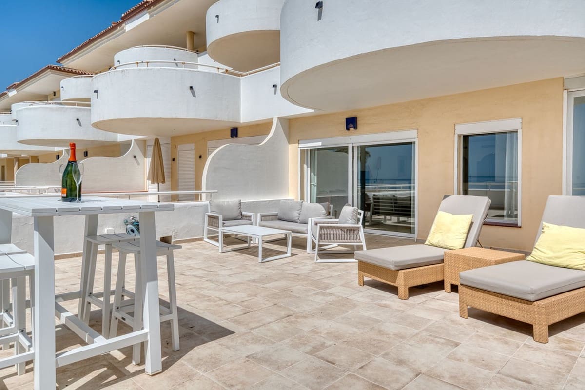 2 bedroom Apartment for sale in Estepona with pool garage - € 575,000 (Ref: 9882631)