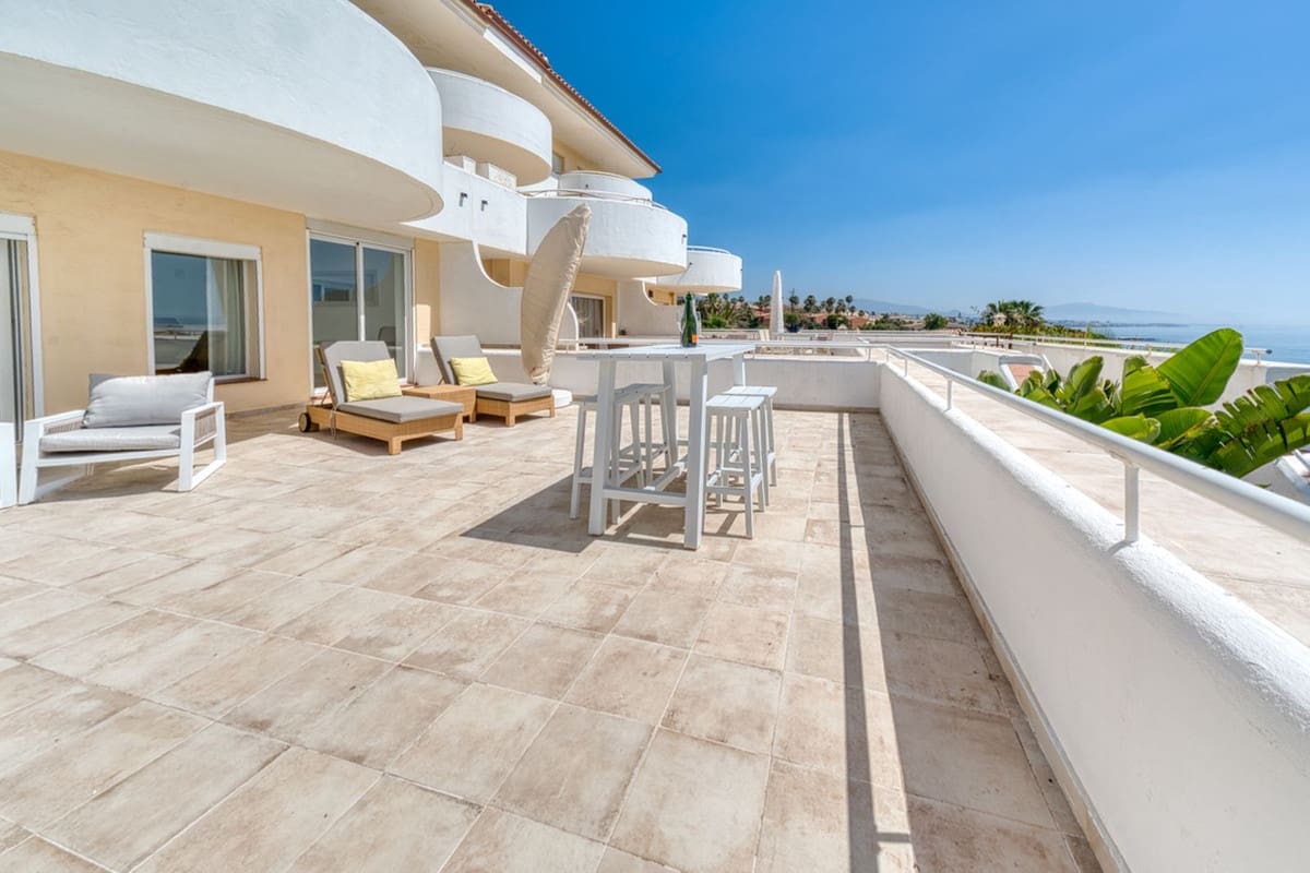 2 bedroom Apartment for sale in Estepona with pool garage - € 575,000 (Ref: 9882631)