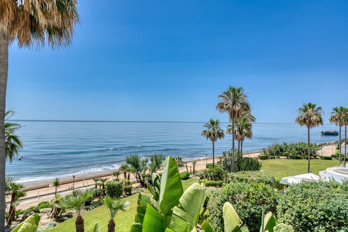 2 bedroom Apartment for sale in Estepona with pool garage - € 575,000 (Ref: 9882631)