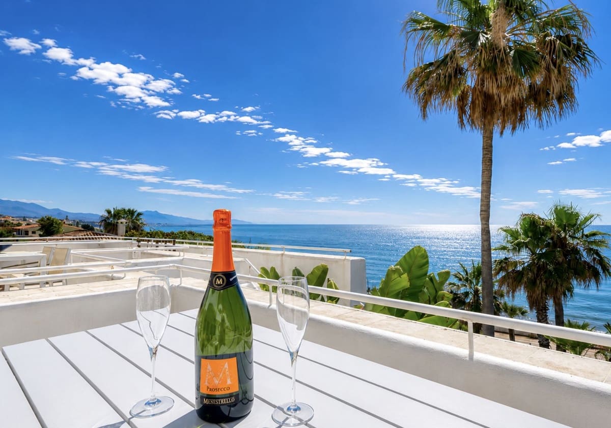 2 bedroom Apartment for sale in Estepona with pool garage - € 575,000 (Ref: 9882631)