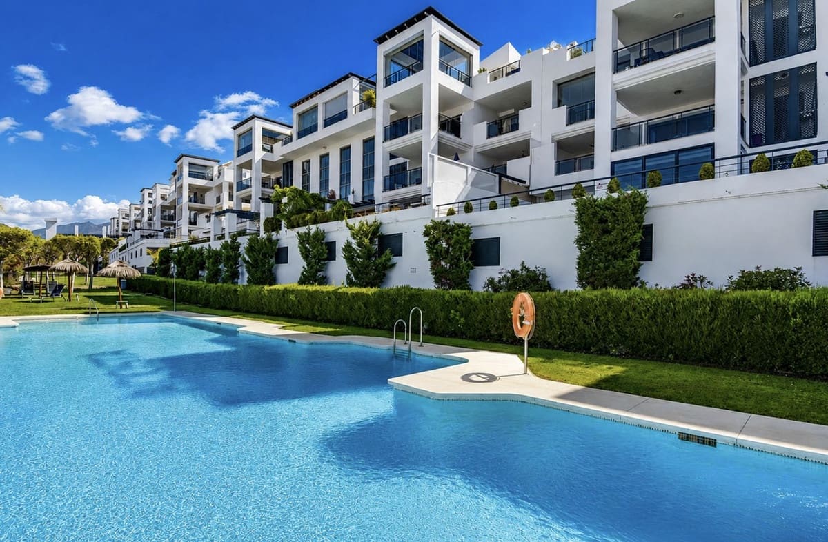 2 sovrum Lägenhet till salu i Benahavis med pool garage - 499 950 € (Ref: 9902263)