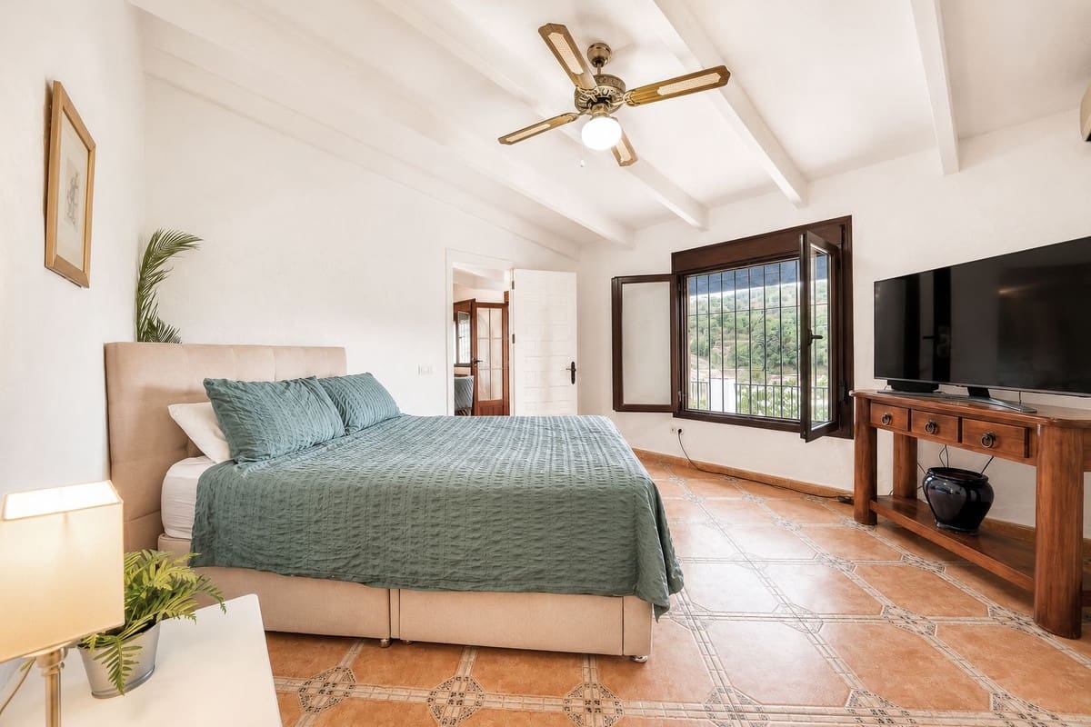 2 slaapkamer Villa te koop in Alhaurin el Grande met zwembad - € 725.000 (Ref: 9905108)