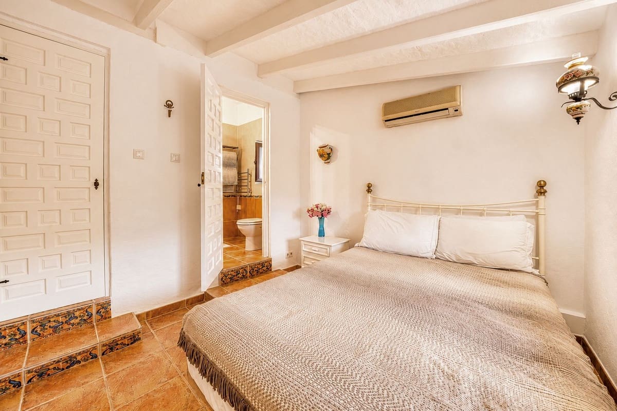 2 slaapkamer Villa te koop in Alhaurin el Grande met zwembad - € 725.000 (Ref: 9905108)