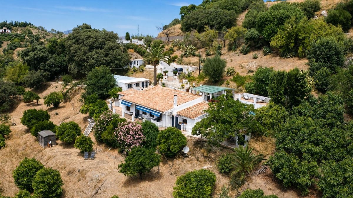 2 slaapkamer Villa te koop in Alhaurin el Grande met zwembad - € 725.000 (Ref: 9905108)