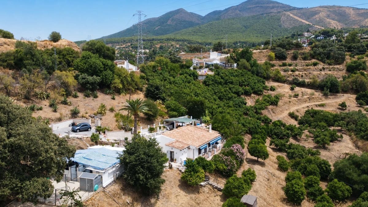 2 slaapkamer Villa te koop in Alhaurin el Grande met zwembad - € 725.000 (Ref: 9905108)