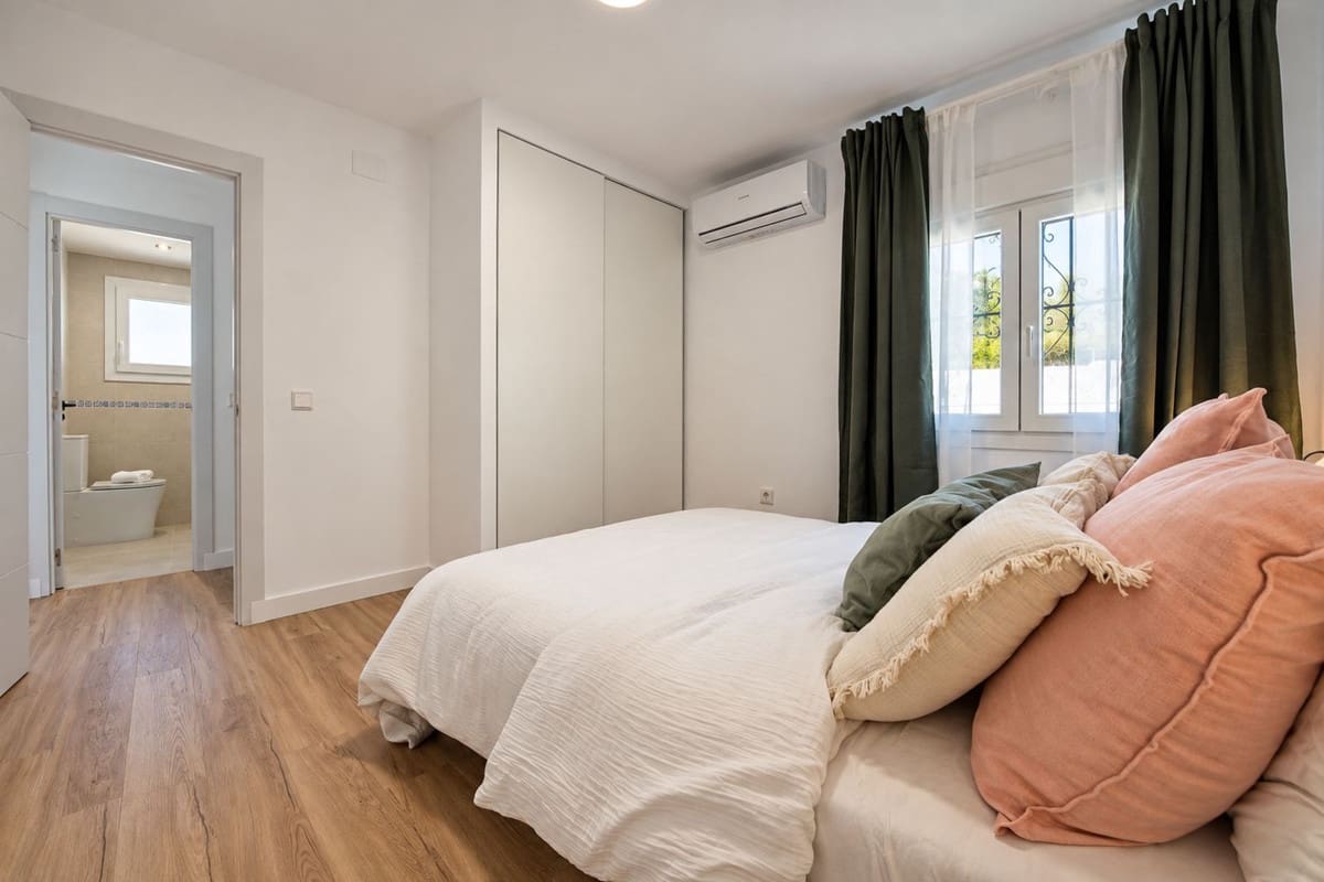 Chalet de 4 habitaciones en Fuengirola en venta con piscina garaje - 990.000 € (Ref: 9908970)
