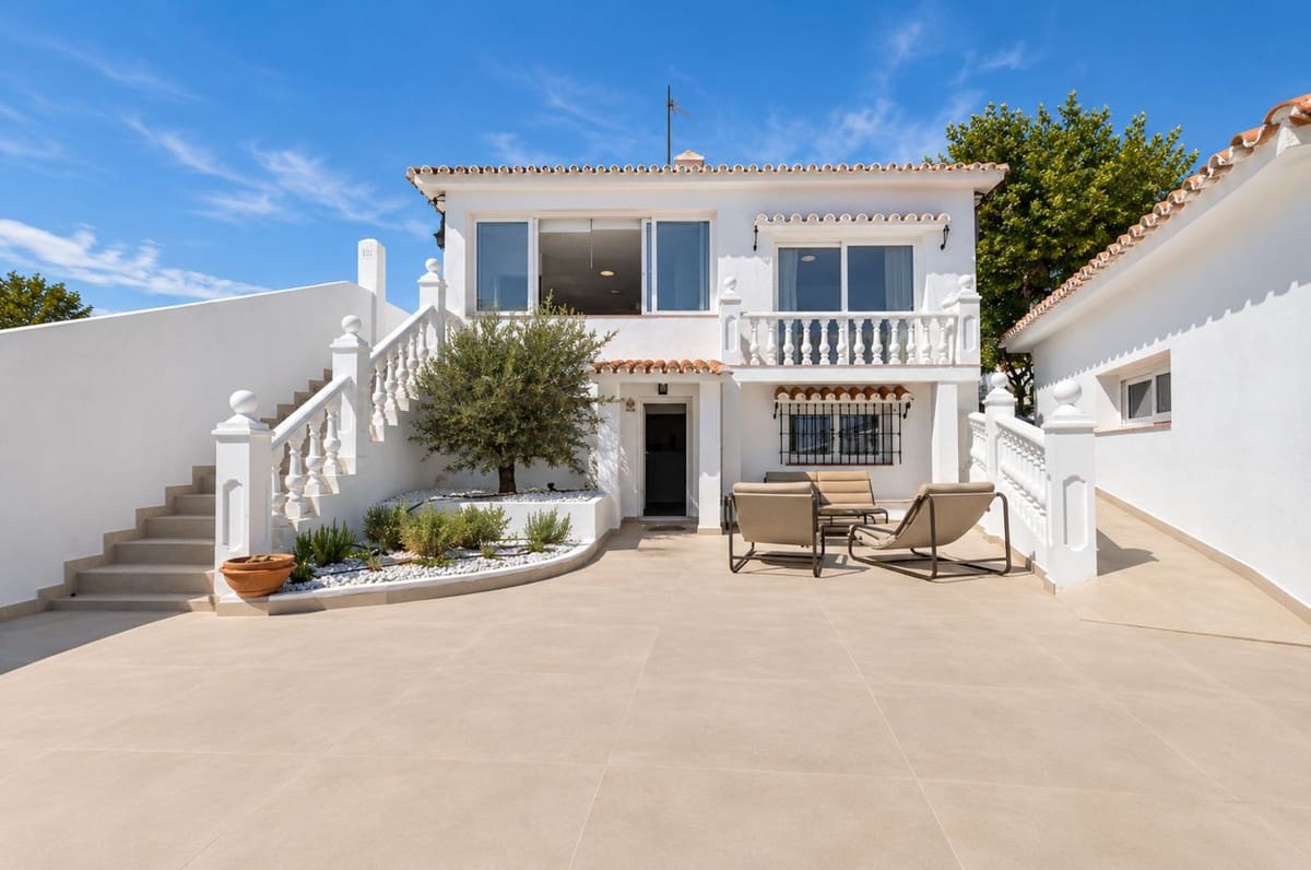 Chalet de 4 habitaciones en Fuengirola en venta con piscina garaje - 990.000 € (Ref: 9908970)
