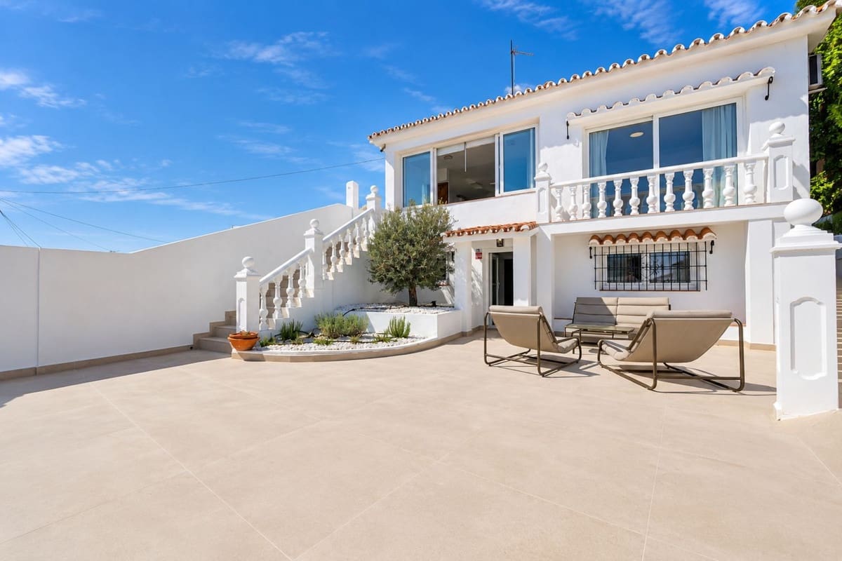 Chalet de 4 habitaciones en Fuengirola en venta con piscina garaje - 990.000 € (Ref: 9908970)