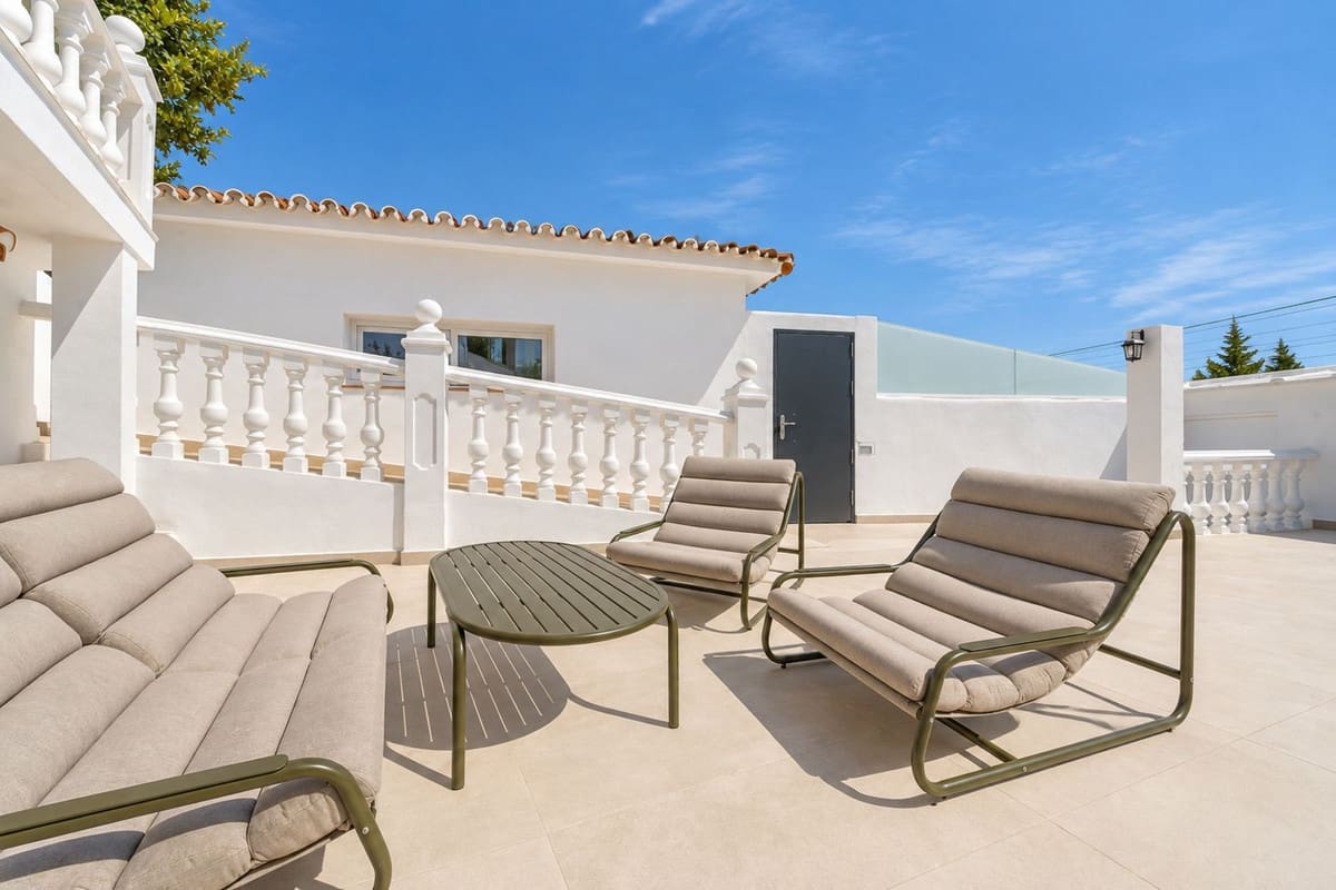 Chalet de 4 habitaciones en Fuengirola en venta con piscina garaje - 990.000 € (Ref: 9908970)