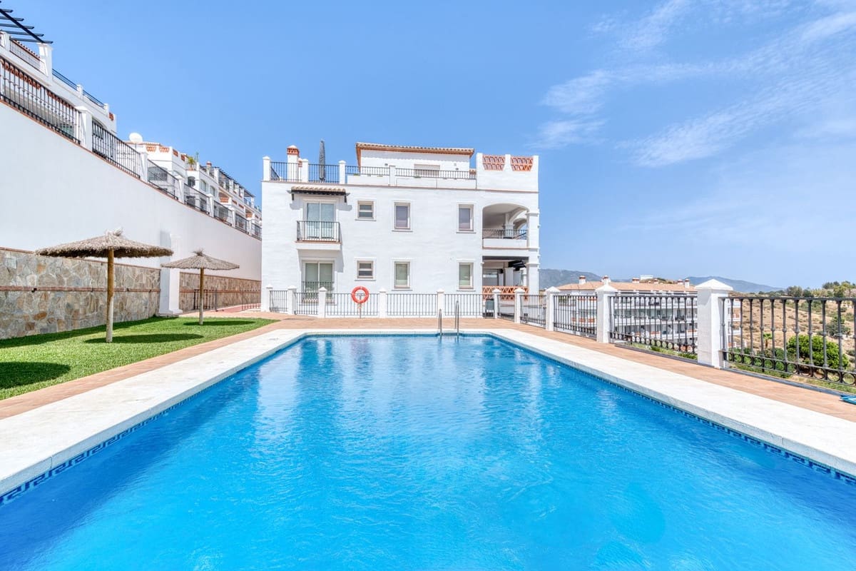 2 bedroom Apartment for sale in Calahonda with pool garage - € 349,000 (Ref: 9908973)